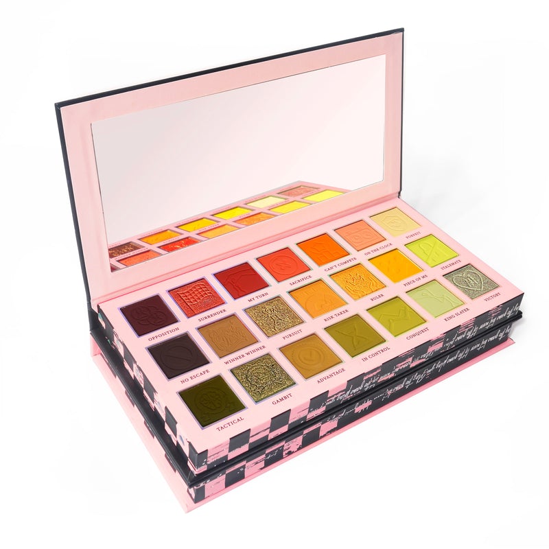 WATCH THE QUEEN CONQUER EYE SHADOW PALETTE
(2 in 1)
