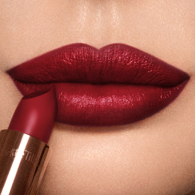 K.I.S.S.I.N.G
NIGHT CRIMSON
A plum red moisturizing lipstick for a deep, irresistible pout