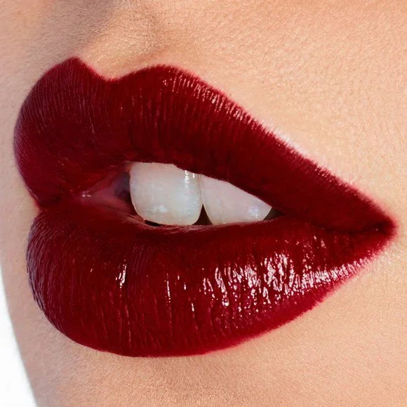 K.I.S.S.I.N.G
NIGHT CRIMSON
A plum red moisturizing lipstick for a deep, irresistible pout