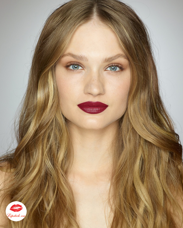 K.I.S.S.I.N.G
NIGHT CRIMSON
A plum red moisturizing lipstick for a deep, irresistible pout