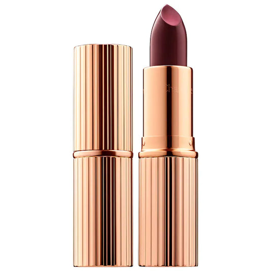 K.I.S.S.I.N.G
NIGHT CRIMSON
A plum red moisturizing lipstick for a deep, irresistible pout